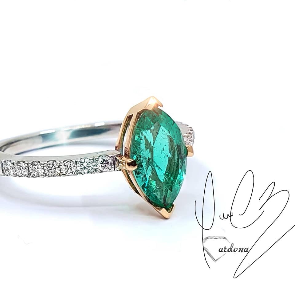 ANILLO ORO BLANCO Y ROSA 18 K CON ESMERALDA TALLA MARQUESE CT