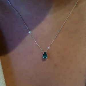 DIJE Y CADENA ORO BLANCO 18 K CON ESMERALDA TALLA LAGRIMA 0,45 CT - hover