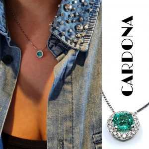 DIJE ORO BLANCO 18 K CON ESMERALDA NATURAL 0,7 CT ADORNADO CON DIAMANTE NATURAL 0,2 CT PESO TOTAL APROX - hover