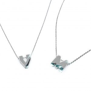 CADENA Y DIJE BLANCO 18 K PRSONALIZADO CON TU LETRA FAVORITA - hover