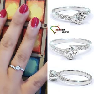Anillo compromiso oro blanco 18 k con diamante central 0,2 ct adornado con 0,10 ct - hover