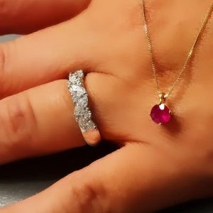 Cadena y dije oro amarillo 18 k con rubi natural 0,5 ct peso total aproximado - hover