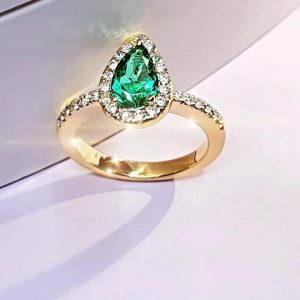 Anillo oro 18 k HALO con esmeralda Natural talla lagrima 0,95 ct peso aprox adornado con diamante natural 0,38 ct peso total aprox - hover
