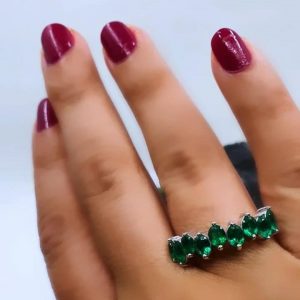 Argolla crazy oro blanco 18 k con esmeralda natural talla ovalo 1,6 ct peso total aproximado - hover