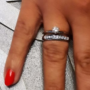 Argolla oro blanco 18 k con diamante natural en riel 0,20 ct peso total aproximado - hover