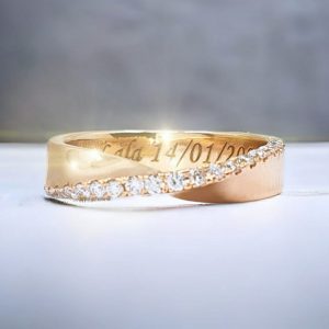Argolla moebius oro 18 k con diamante natural 0,22 ct - hover