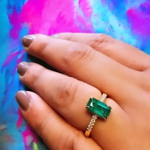 Anillo oro amarillo 18 k con esmeralda natural talla esmeralda 1,4 ct adornado con 0,10 ct diamante natural - hover