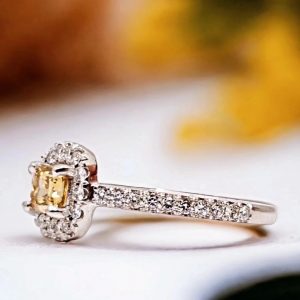 Anillo de compromiso tipo HALO con diamante fancy color yellow - hover