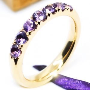 ARGOLLA ORO 18 K CON ZAFIRO FANCY PURPURA - hover